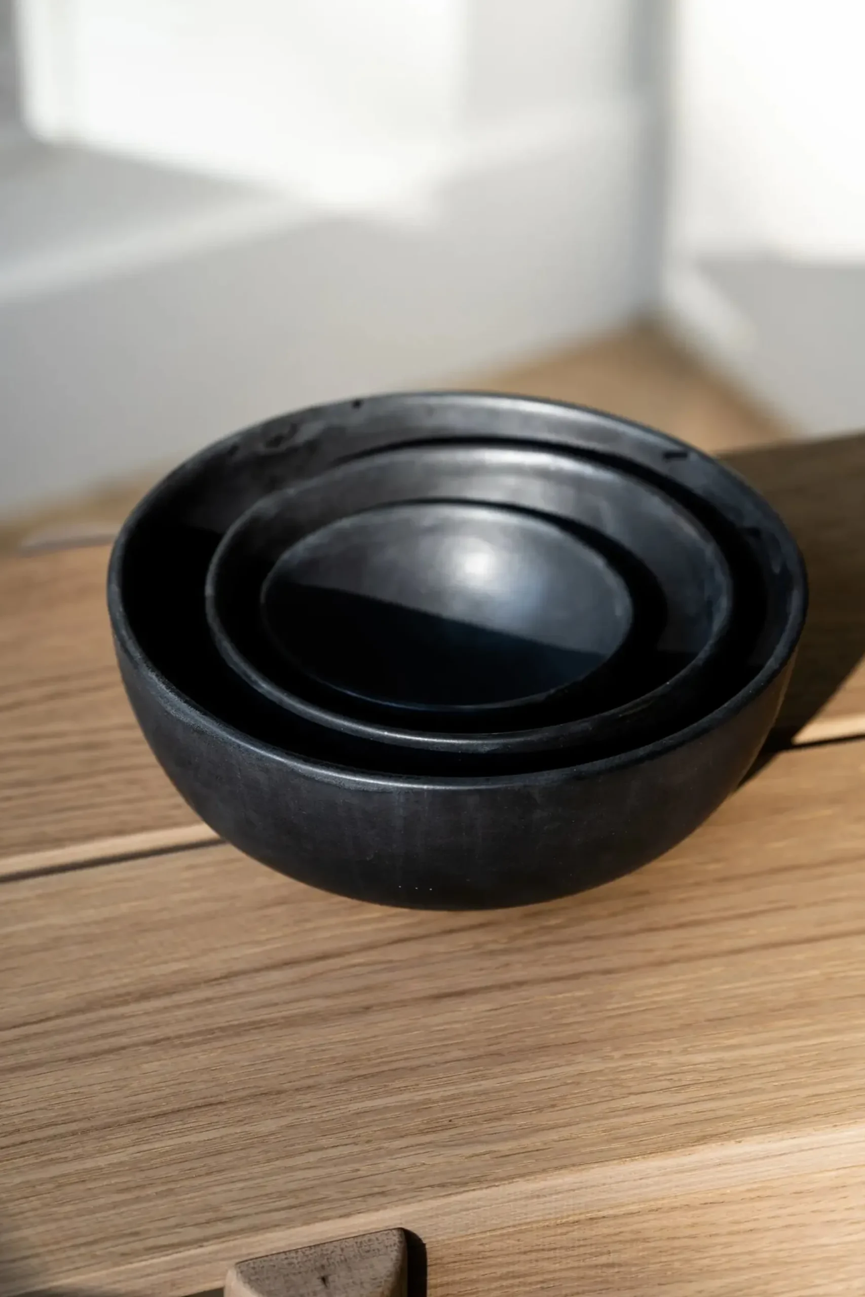 black_stoneware_nesting_b_1.webp Tabletop | Thistle Hill Black Stoneware Nesting Bowls